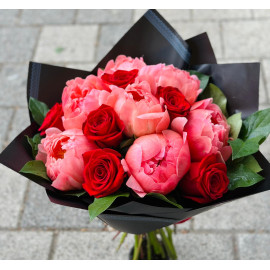 Buchet bujori somon si trandafiri rosii BP71
